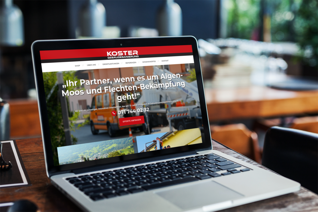A laptop on a wooden table displaying the Koster Gebäudesanierung website and the heading ‘Algae and moss control’