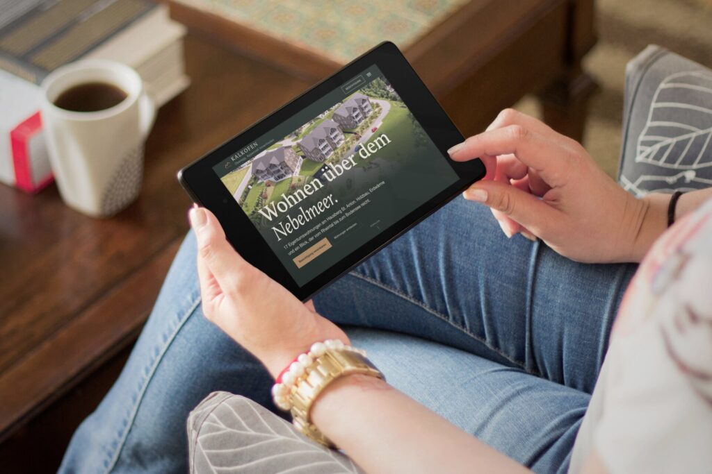 Startseite von kalkofen-oberegg.ch auf einem Tablet: Wohnen über dem Nebelmeer mit Knopf zur Besichtigung