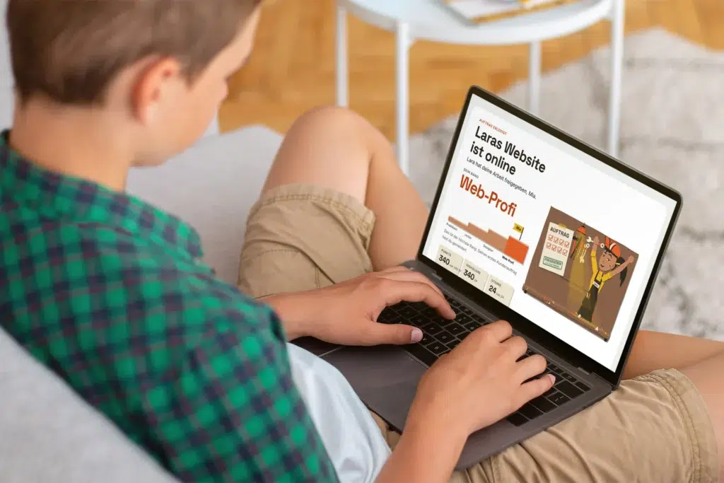 Ein Jugendlicher spielt die Schnupper-Challenge am Laptop: Laras Website ist online, Rang Web-Profi